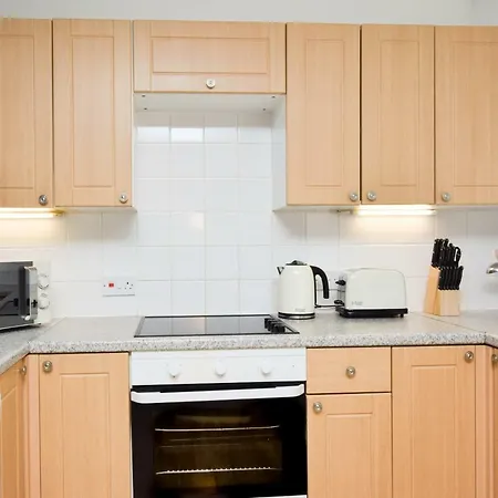 Pembroke House Apartment *